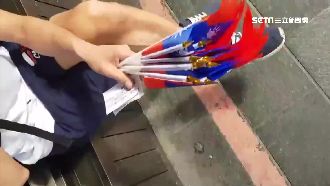 兜售國旗騙愛心？旗幟疑集團統一發放