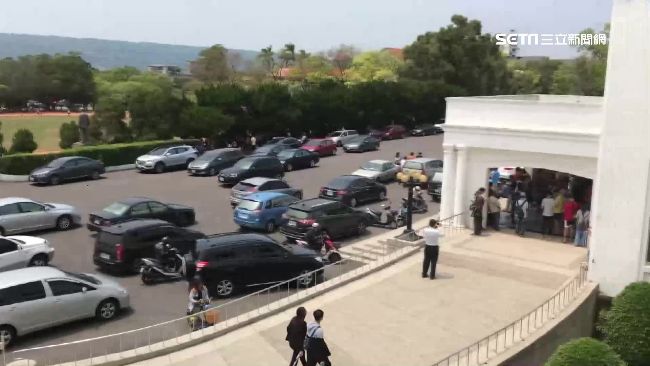 搶抓寶可夢咩利羊　30輛車併排霸路