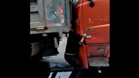 車子停止行駛時，拉起手煞車是必要的動作，手煞車對於大型車更為重要！大陸四川6日發生一起交通意外，前方的司機下車查看，但他忘記拉手煞車，結果車子不斷往後退，司機慘遭自己的車夾死。
微博