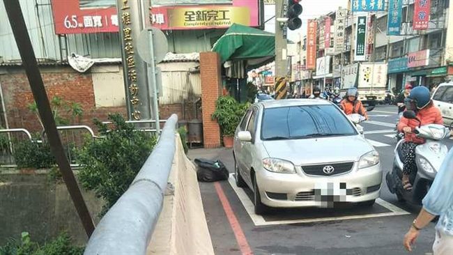 專屬停車格停好停滿　機車騎士全傻眼