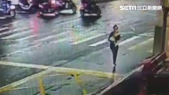 等不及！母抱燙傷嬰跑百米衝消防隊