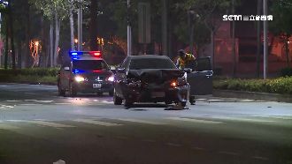 疑疲勞駕駛釀禍　廂型車等紅燈遭撞