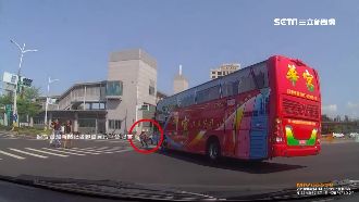 疑視線死角釀禍　遊覽車驚輾過路嬤