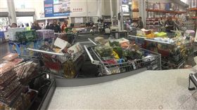 捕獲好市多大戶，載滿7台推車。（圖／Costco好市多　商品經驗老實說臉書）