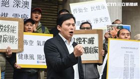 反對興建深奧電廠，時代力量立委黃國昌於群賢樓外召開記者會。 圖／記者林敬旻攝