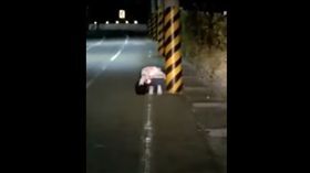 台中,外埔,甲后路,女子三步一跪一拜（圖／爆廢公社　https://www.youtube.com/watch?v=Wviu9rBCRuQ）