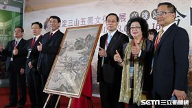 海淀三山五園文化巡展高雄登場「海淀三山五園文化巡展」1日在高雄登場，以「今日朕遊御花園」為主題，展出各式藝術作品，高雄市教育局長范巽綠（右2）、中國大陸北京市海淀區委書記于軍（左3）等人出席開幕。中央社記者王淑芬攝　107年3月1日