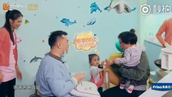 暖炸！BO妞看牙嚇哭　咘咘貼心哄妹