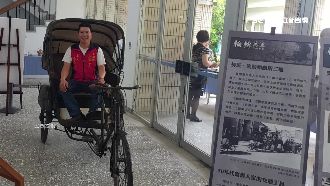 里長硬闖展區　坐68年腳踏車挨轟