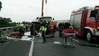國3北上52K傳貨車自撞　2人命危