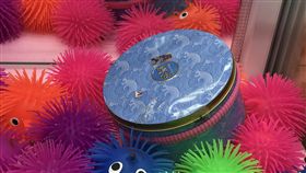 夾娃娃熱門商品　藍牙喇叭小海螺藍牙喇叭小海螺屬夾娃娃界知名3C產品，去年12月進一顆要價新台幣580元，一個月後就漲超過700元，原因就是中國大陸廠商小海螺暫時停產，供應少、價格也就跟著漲。中央社記者張新偉攝　107年2月18日