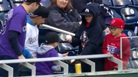敵對小球迷互換全壘打球　融化網友心
MLB,科羅拉多洛磯,DJ LeMahieu,華盛頓國民,Bryce Harper,全壘打球,溫馨
https://i.giphy.com/6AkhaI0MuMDOmfIy9K.mp4
