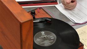 高中生竟扛黑膠唱片機應試　監考老師看傻（圖／翻攝自Eric Saueracker推特）