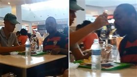 巴西薩爾瓦多市有一間購物中心裡，有一名素食店店員看到一位殘障顧客無法順利吃飯，他就到顧客旁替他將食物分成一小口，並細心地餵他。不少網友看到這一幕相當感動，紛紛表示「即使世界很殘忍，還是有很多好心人存在！」（圖／翻攝自Laurinha Victória臉書）