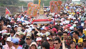 大甲媽祖抵嘉義　崙仔大橋萬頭攢動（2）台中大甲媽祖遶境進香活動持續展開，16日中午抵達嘉義縣新港鄉，崙仔大橋上萬頭攢動，大批熱情信眾到場親迎媽祖鑾轎。中央社記者江俊亮攝　107年4月16日