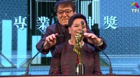 專業倒茶水30年！她令全場起立致敬