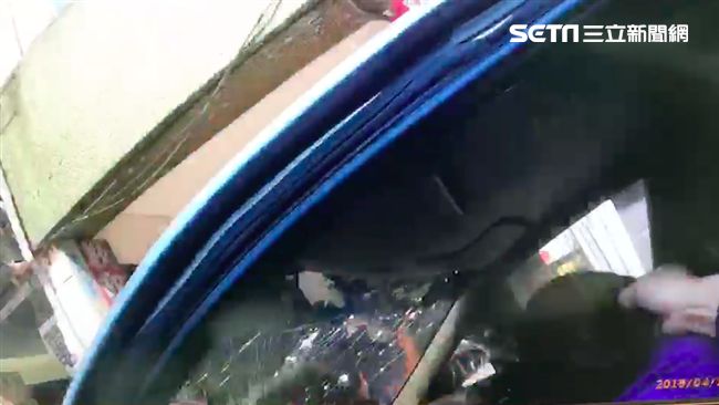 畫面曝光！警員半掛車上遭拖行15M