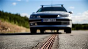 充電,瑞典,道路,電動車,電氣化,首創,電力,公路,軌道,開車,淹水,　圖／翻攝自YouTube https://goo.gl/tsQ8Wr