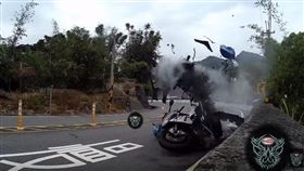 本月1日在台七乙9K發生一起車禍事故，一輛要價破百萬的重機BMW S1000RR在過彎壓車時打滑，衝到對向車道，導致對向車Suzuki GSX-R1000閃避不及直接撞上，兩輛重機瞬間解體，2位車手身上多處骨折，已送往醫急救。（圖／翻攝自YouTube《CyberEditing》）