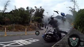 重機過彎壓車打滑　對向重機慘被撞飛