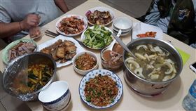 婆婆說吃得很隨便　一看桌菜真的驚呆！(圖/翻攝自爆廢公社臉書)