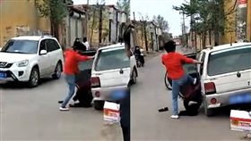 大陸不孝女9秒狂踹養母11腳／YouTube