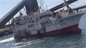 東港漁船遭印尼軍方攔檢　漁會強調無害通過屏東東港籍漁船「大鮪13號」15日中午在麻六甲海域無害通過時被印尼軍方登船檢查，而後帶到附近港口加強檢查。東港區漁會總幹事林漢丑表示，應該很快會被放行，目前人船均安。（民眾提供）中央社記者郭芷瑄傳真　107年4月15日