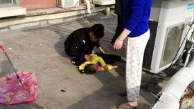 中國大陸女童拿花傘當降落傘跳樓（圖／微博）