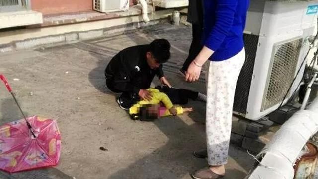 花傘當降落傘　女童跳13樓奇蹟保命