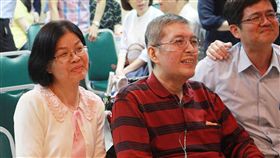 伴夫抗癌　提前告別感受生命意義在深度前高雄市立民生醫院院長蘇健裕（左2）罹患癌症末期，太太尹亞蘭（左）一路陪伴，並帶領子女為夫舉辦生命告別式「快轉人生畢業典禮」，讓他感受生命意義不在長度，而是生命的深度。（尹亞蘭提供）中央社記者王淑芬傳真　107年4月16日