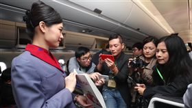 華航空服員展示蔡總統菜單（1）總統蔡英文17日搭乘華航專機出訪非洲友邦史瓦濟蘭，華航空服員在機上展示蔡總統的菜單。中央社記者吳翊寧攝　107年4月17日