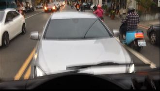 賓士女逆向還下車　一言不合狂按喇叭