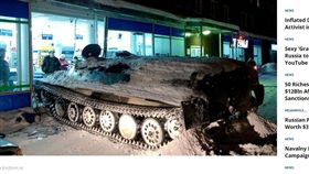 戰鬥民族偷裝甲車搶酒　遭判刑2年半
俄羅斯,阿帕季特,摩爾曼斯克,戰鬥民族,裝甲車,搶劫,喝酒
https://themoscowtimes.com/news/russian-man-rammed-store-stolen-armored-vehicle-sentenced-2-years-61180