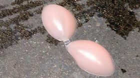 泰國夜店區馬路掉了NuBra。（圖／Perry Panthanuvong臉書）