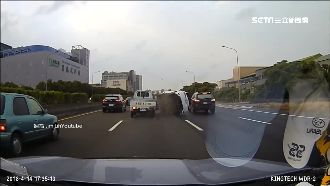 暴衝猛撞貨車　轎車後翻一圈超嚇人！