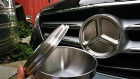 不鏽鋼餐盤取代賓士車標（圖／翻攝爆廢公社）