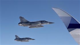 總統出訪史瓦濟蘭  幻象2000戰機護航（3）總統蔡英文17日搭乘華航專機，啟程出訪非洲友邦史瓦濟蘭。專機起飛後，新竹空軍基地派出4架幻象2000戰機護航伴飛，直到專機出國境，幻象戰機才返航。中央社記者吳翊寧攝  107年4月17日