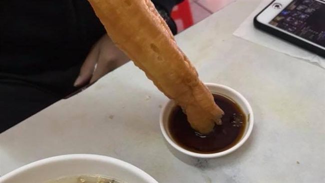 她驚見油條沾醬油　沒想到網友都說讚