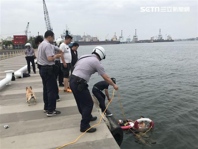 男子脫鞋坐岸邊！警衛轉身他跳海！