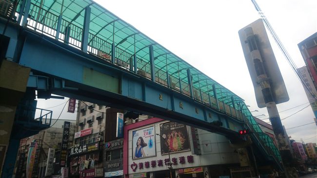 網傳男露詭異笑容　窺陸橋穿裙女風光
