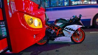 公車硬上重機　網友諷：為什麼要肛它