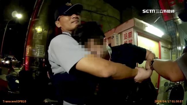 路倒醉男不進家門　十指緊扣熊抱男警