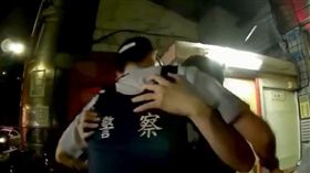 圖說：醉男,喝醉,爛醉,路倒,女警,男警。（圖／警方提供）