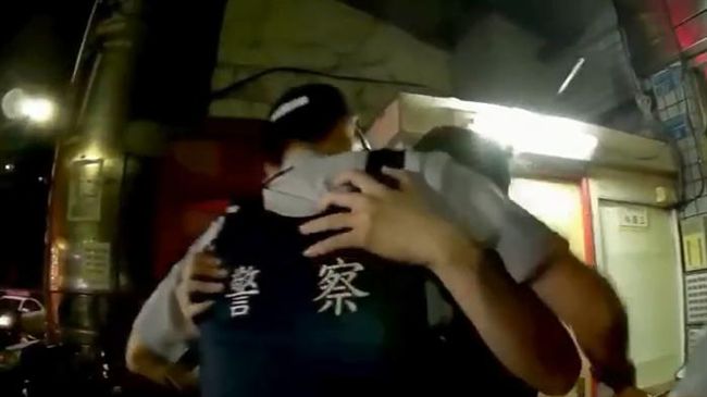 路邊遭醉男熊抱　男警：幸好不是女生