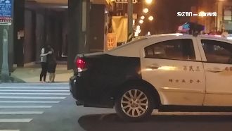 轎車撞飛機車　情侶直擊車禍照擁吻