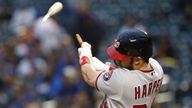 ▲華盛頓國民強打少年Bryce Harper擊出驚人斷棒全壘打。（圖／美聯社／達志影像）