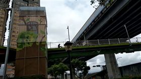 新北,三重,開元公園,天橋,機車,電梯,陸橋,河堤步道（圖／翻攝自爆料公社）