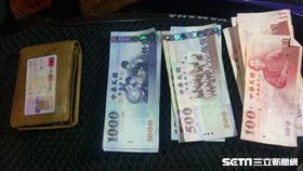 錢包放車頂…男掉54張紙鈔滿天飛　民眾幫撿「全找回來」
圖／翻攝畫面