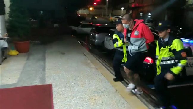 醉男馬路閒晃被制止　遭一拳撂倒