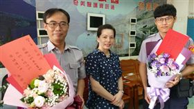 台南永康分局警方昨（16）日為了追捕翁姓竊盜通緝犯，開6槍制止，其中一發子彈貫穿翁嫌胸部，導致翁男心臟失血送醫不治。對此，網路紅人「宅神」朱學恒力挺警方，贈送花到大橋派出所，直呼「萬一之後有什麼法律問題，大家都會挺你們啦！」（圖／翻攝自朱學恒的阿宅萬事通事務所臉書）